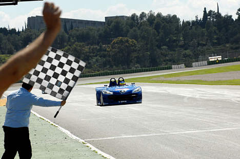 Julien Briche vandt race 1.
(Foto: Peugeot Media)
